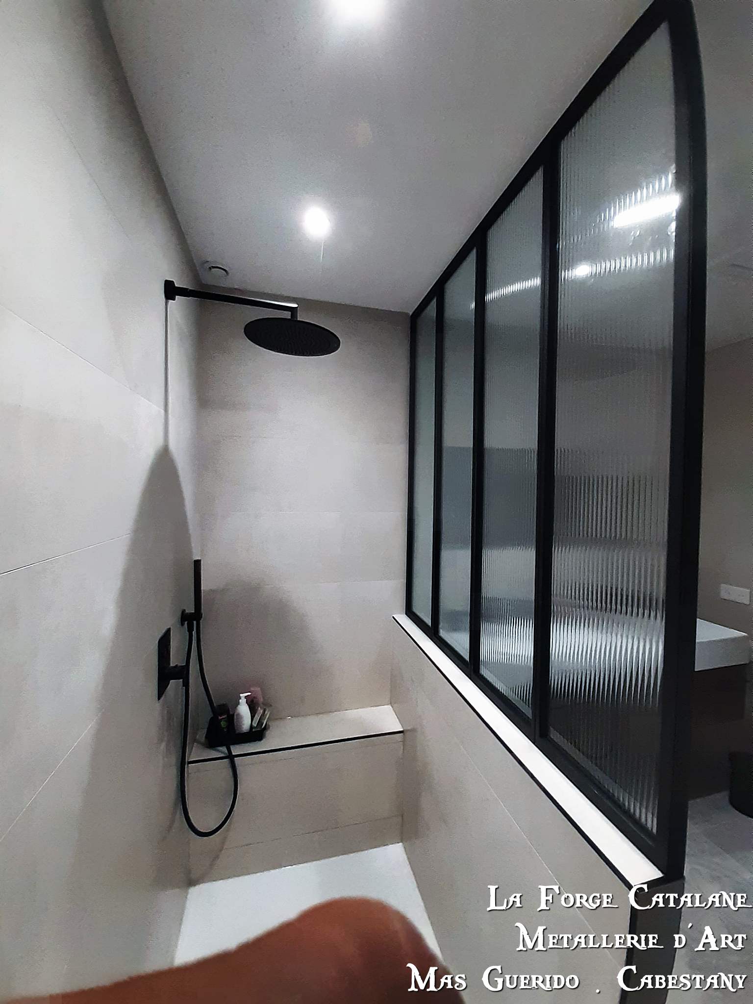 parroi de separation de douche en verre thermolaque forge catalane.jpg